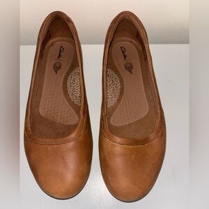 Clarks Tan Leather Flats Versatile Comfort
